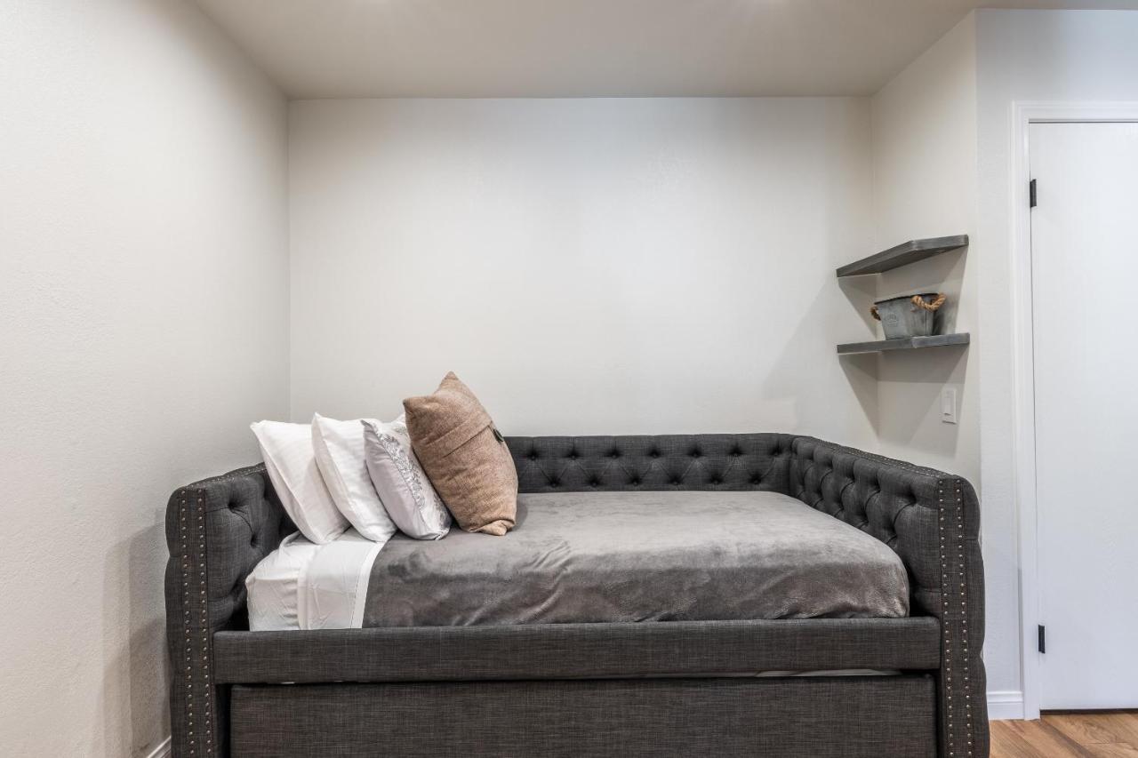 Highly Updated 1 Bedroom Den, 2 Bath Crestview Unit 5 Sleeps Up To 4 Located Near Canyon Ferienhaus *