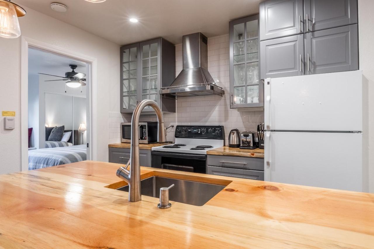 Highly Updated 1 Bedroom Den, 2 Bath Crestview Unit 5 Sleeps Up To 4 Located Near Canyon Ferienhaus