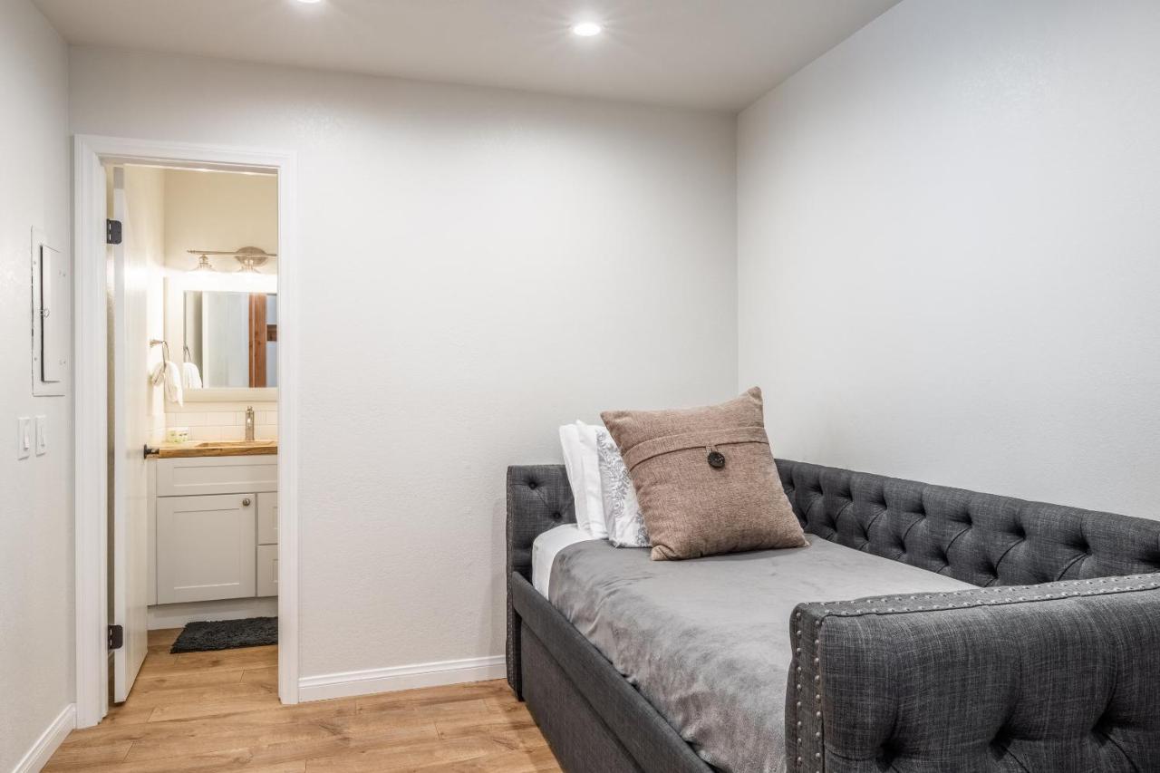 Highly Updated 1 Bedroom Den, 2 Bath Crestview Unit 5 Sleeps Up To 4 Located Near Canyon * Mammoth Lakes