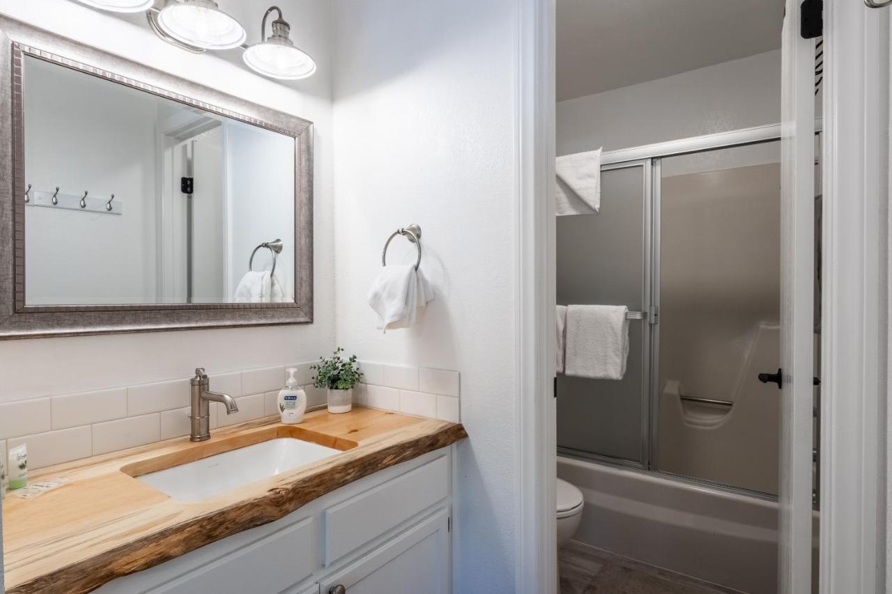 Highly Updated 1 Bedroom Den, 2 Bath Crestview Unit 5 Sleeps Up To 4 Located Near Canyon Ferienhaus